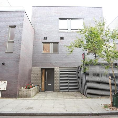 Spacious 3-Story Retreat With Rooftop Terrace And Modern Amenities London Exterior photo
