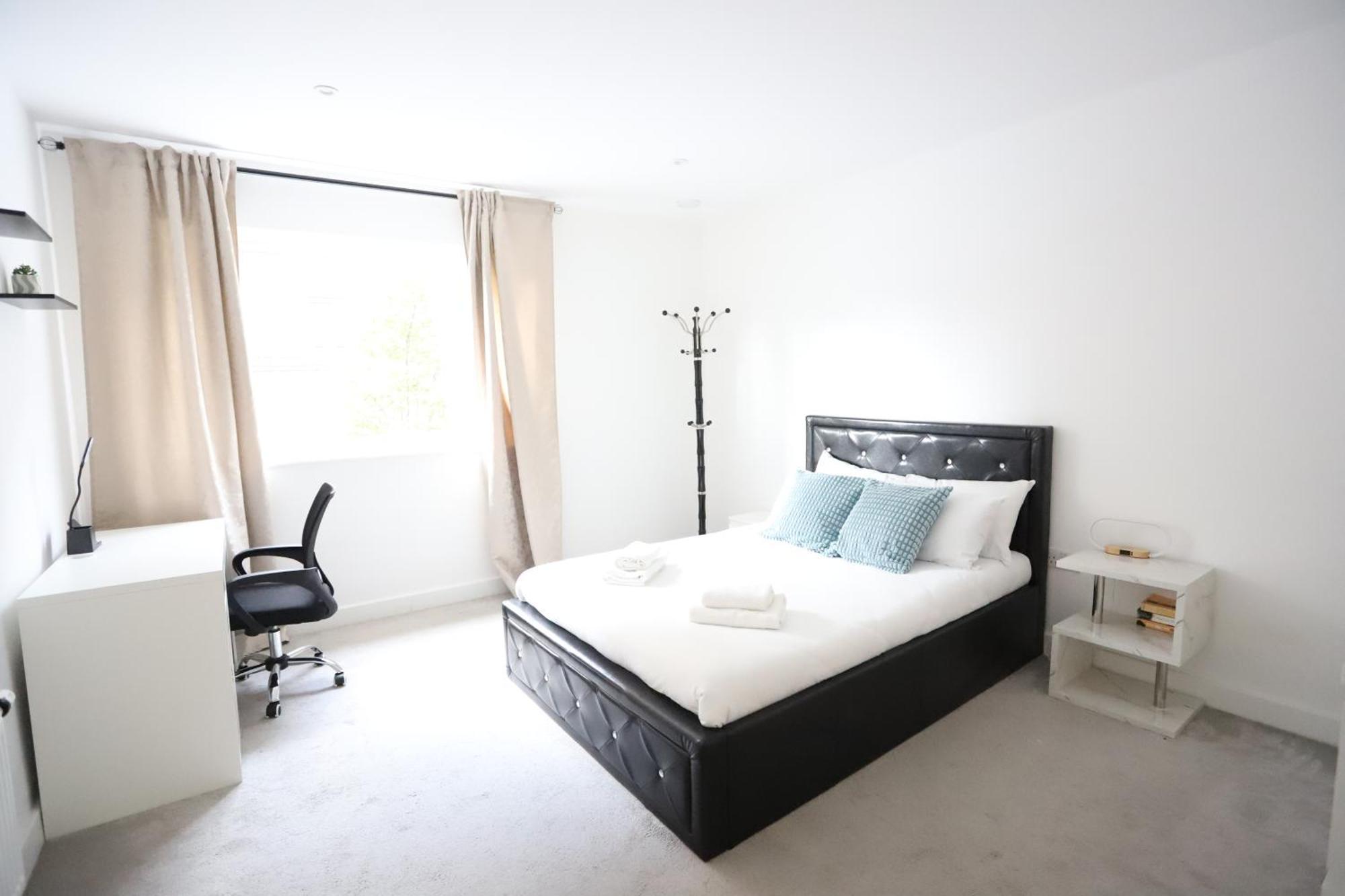 Spacious 3-Story Retreat With Rooftop Terrace And Modern Amenities London Exterior photo