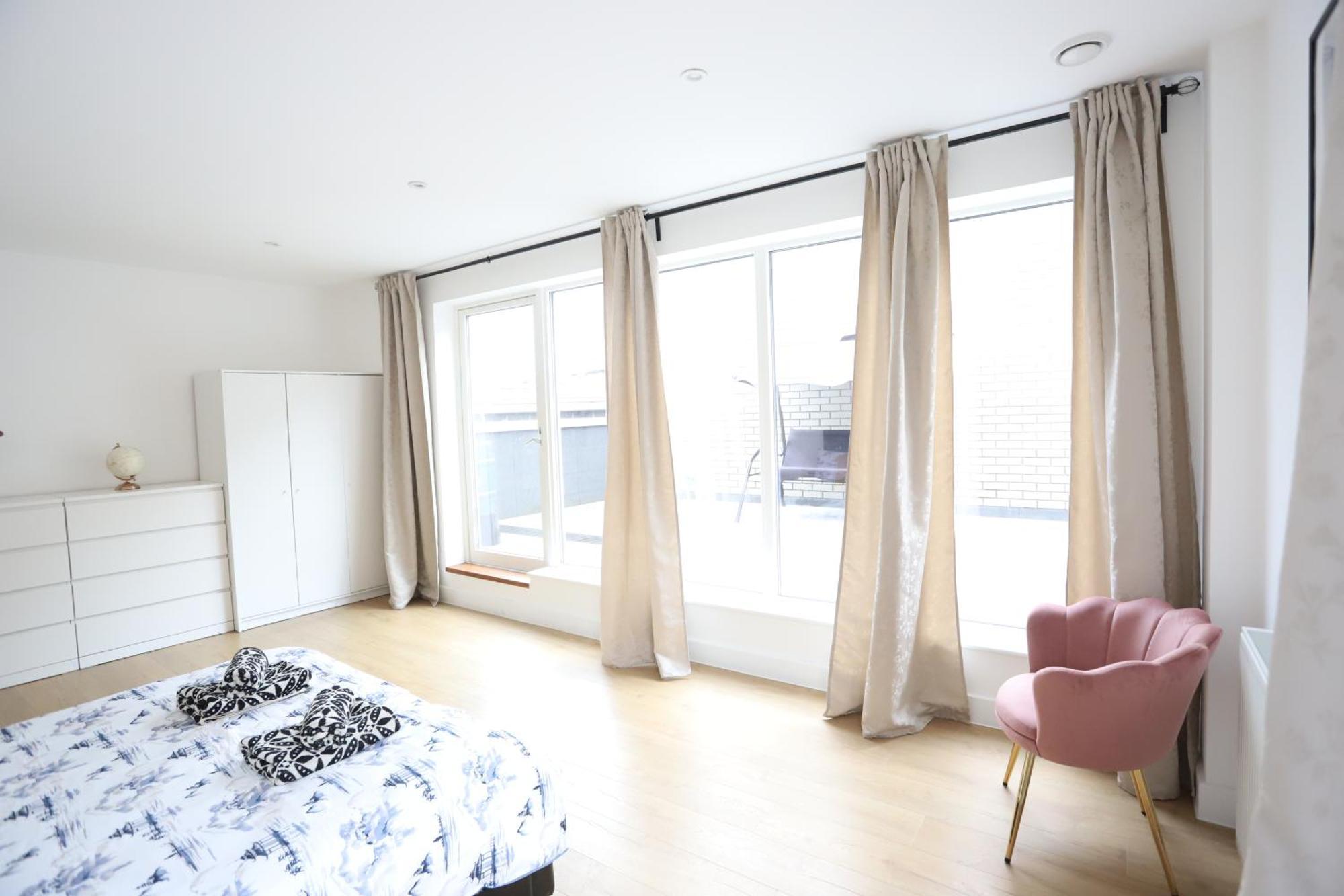 Spacious 3-Story Retreat With Rooftop Terrace And Modern Amenities London Exterior photo