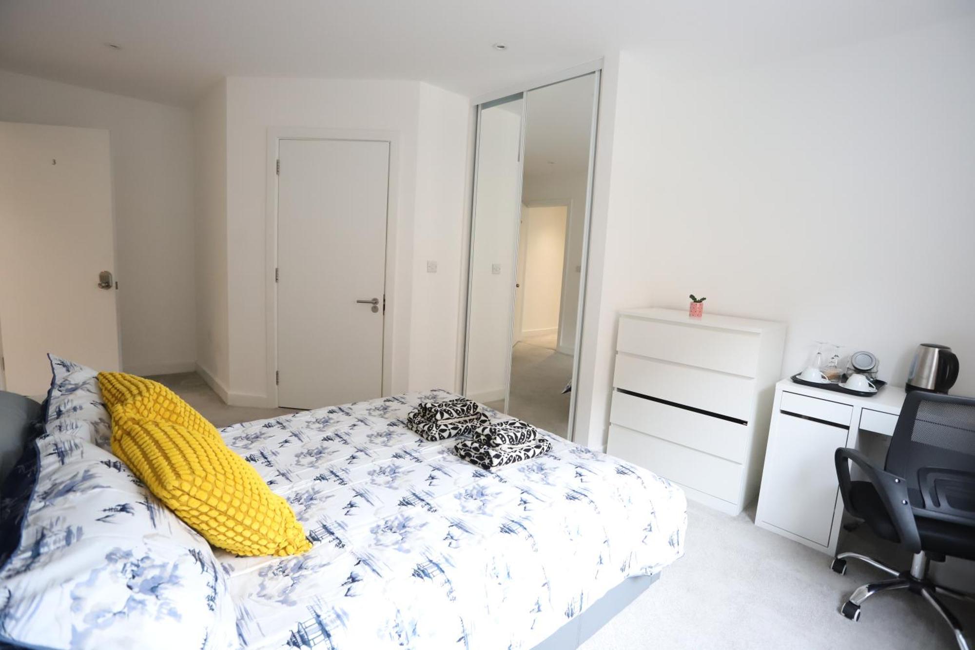 Spacious 3-Story Retreat With Rooftop Terrace And Modern Amenities London Exterior photo