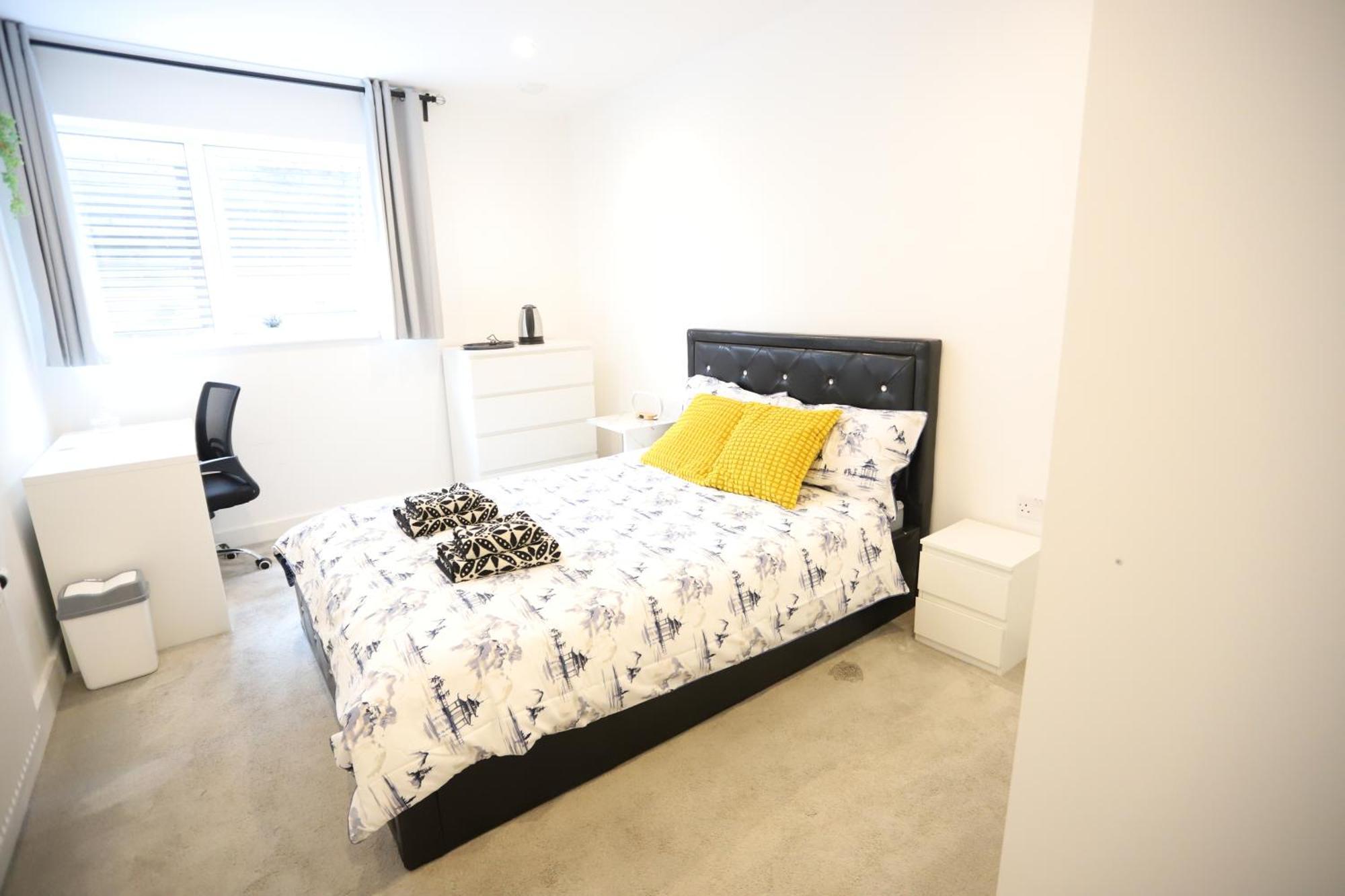 Spacious 3-Story Retreat With Rooftop Terrace And Modern Amenities London Exterior photo