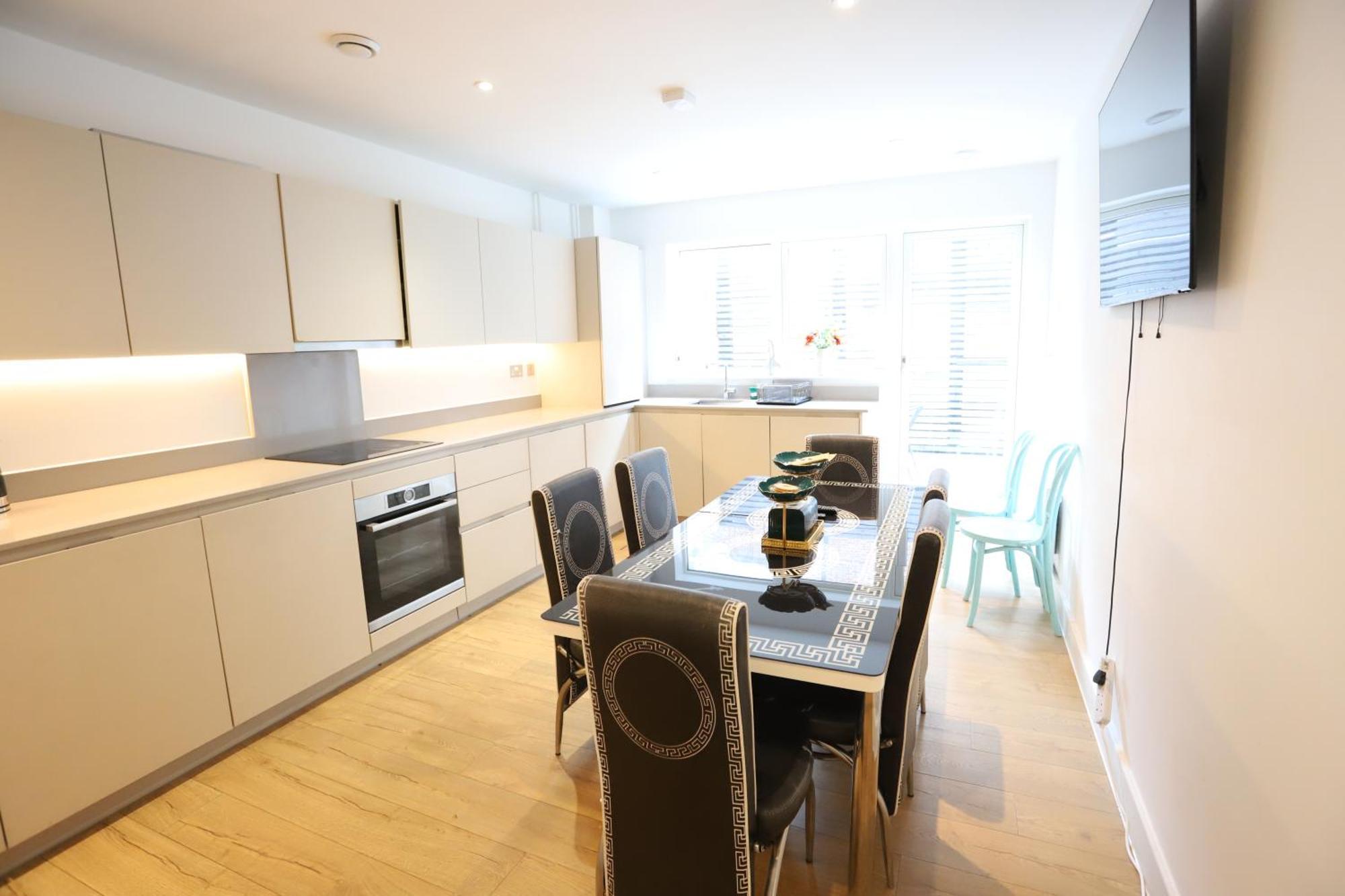 Spacious 3-Story Retreat With Rooftop Terrace And Modern Amenities London Exterior photo