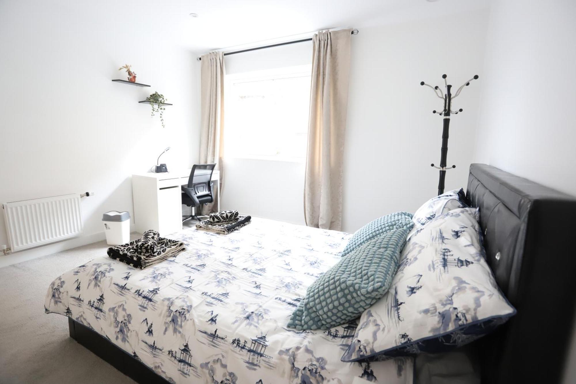 Spacious 3-Story Retreat With Rooftop Terrace And Modern Amenities London Exterior photo