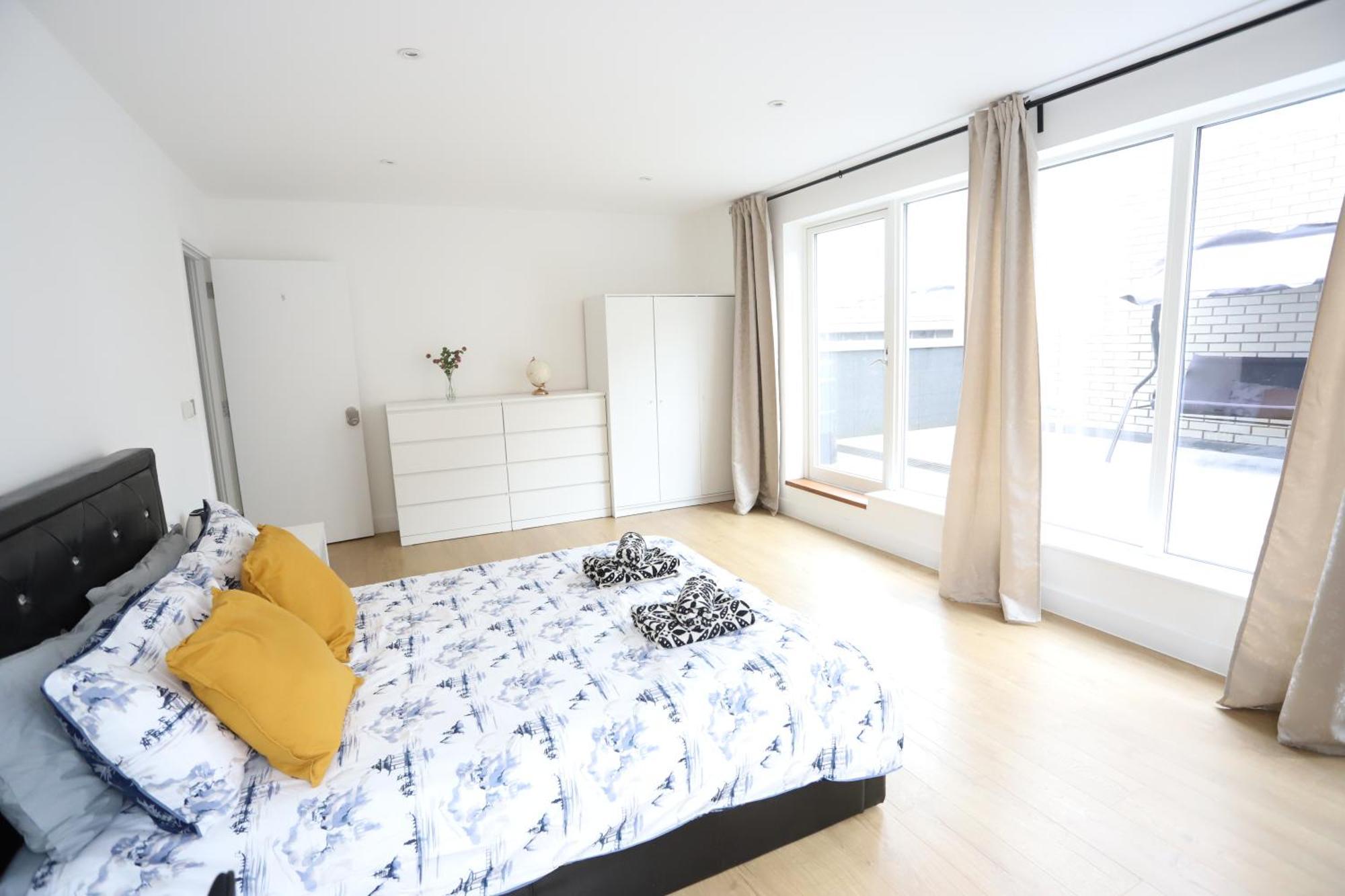 Spacious 3-Story Retreat With Rooftop Terrace And Modern Amenities London Exterior photo