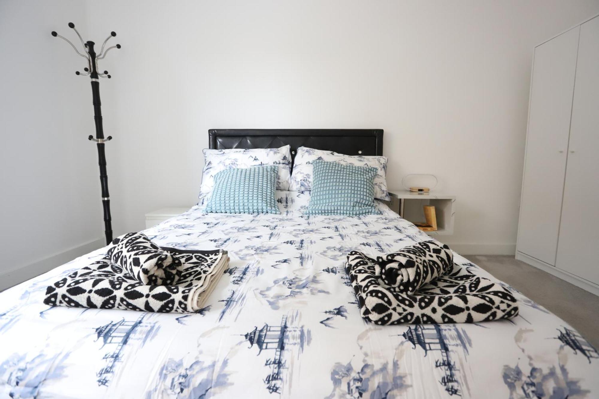 Spacious 3-Story Retreat With Rooftop Terrace And Modern Amenities London Exterior photo