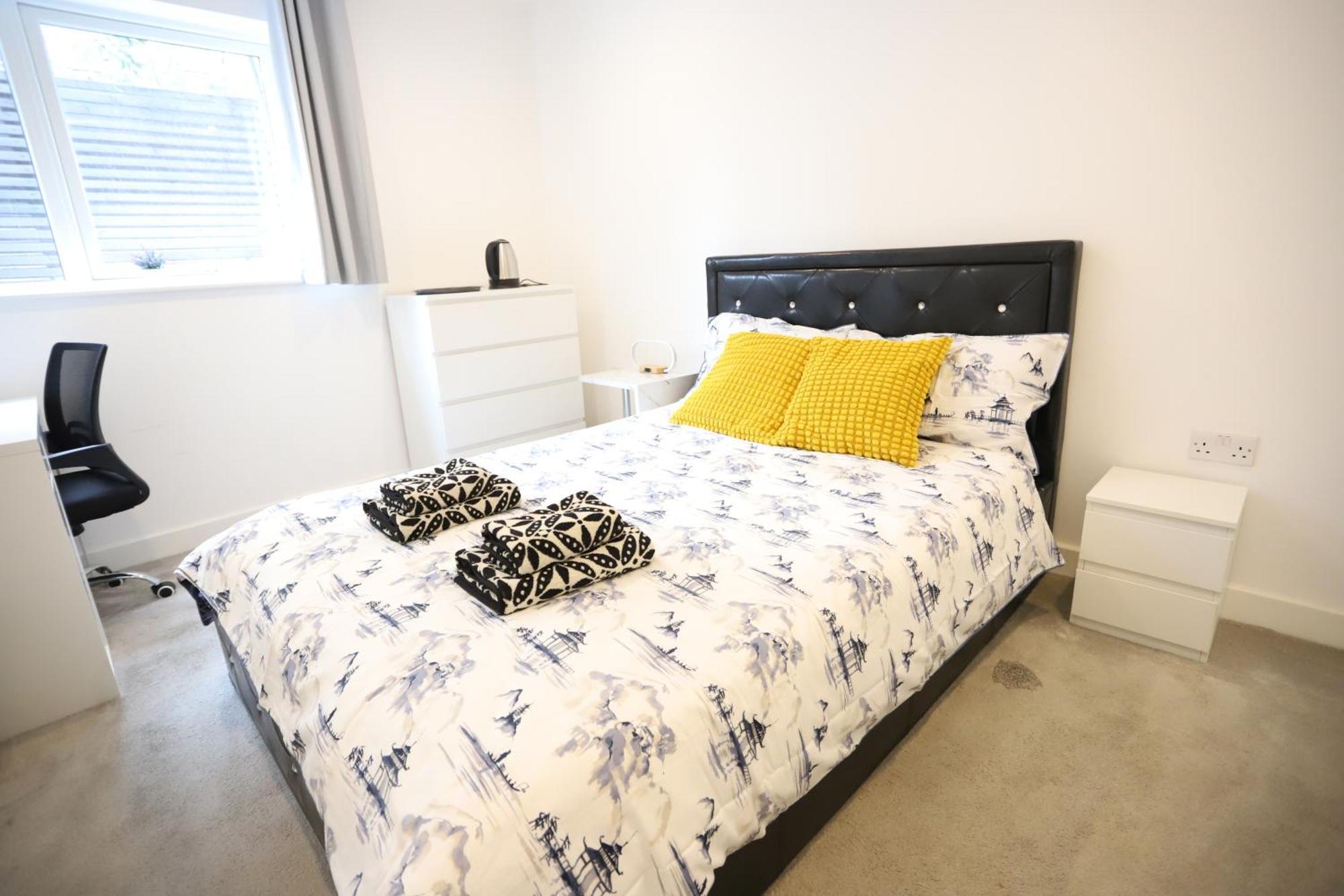 Spacious 3-Story Retreat With Rooftop Terrace And Modern Amenities London Exterior photo